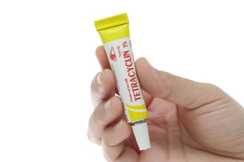 Thuốc mỡ tra mắt Tetracycline 1% Quapharco trị nhiễm khuẩn mắt, viêm kết mạc, đau mắt hột (tuýp 5g)